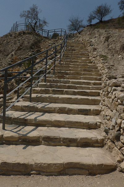 Cypr | Kamienna droga-schody, prowadząca od podnóża wzgórza na jego szczyt